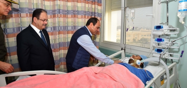 الرئيس عبدالفتاح السيسي أثناء زيارته للنقيب محمد الحايس