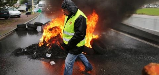 بالصور| إضراب يشل وسائل النقل في فرنسا قبل 11 يوما من كأس أوروبا