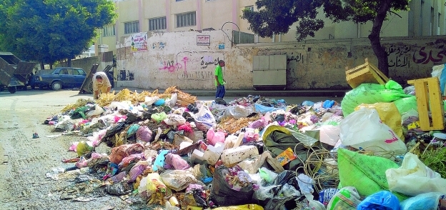 القمامة تغلق مدخل إحدى المدارس