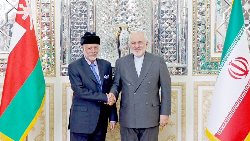 وزير الخارجية الإيرانية مع وزير الدولة العماني