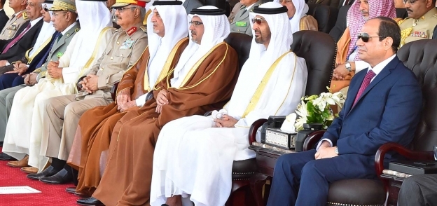 الرئيس السيسي وبعض القادة العرب خلال الاحتفال بافتتاح قاعدة محمد نجيب