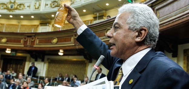 النائب سلامة الجوهرى يرفع زجاجة مياه ملوثة أمام «النواب»