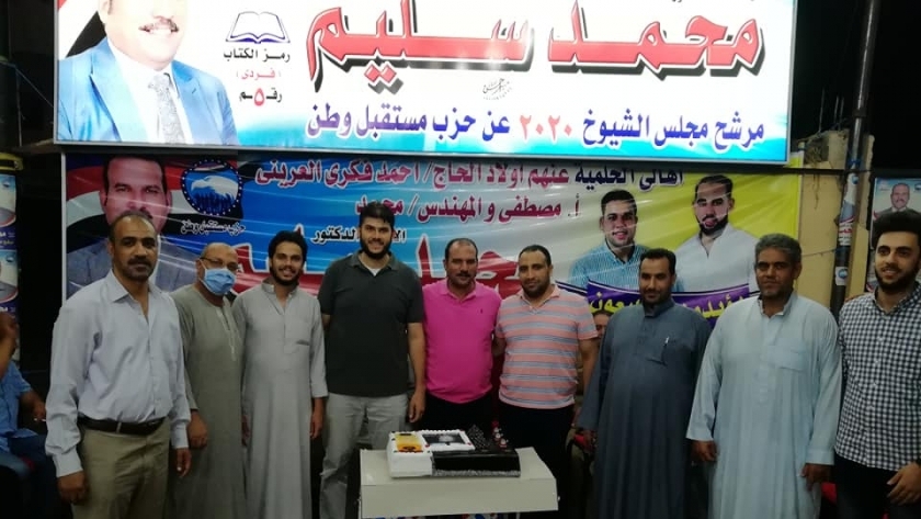 في سابقة.. مواطنون يهدون مرشح انتخابي "تورتة" احتفالا بالعيد بالشرقية