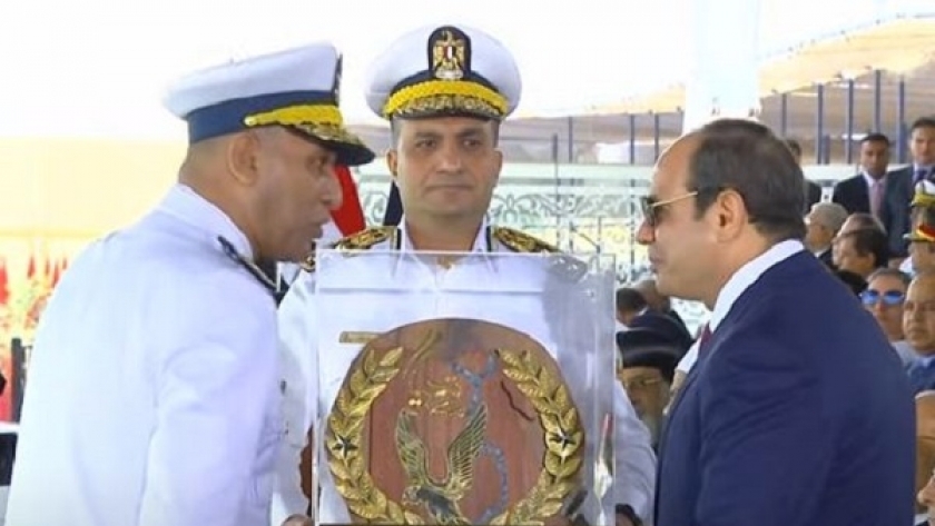 الرئيس السيسي يتسلم جدارية تحمل خريطة جمهورية مصر العالمية