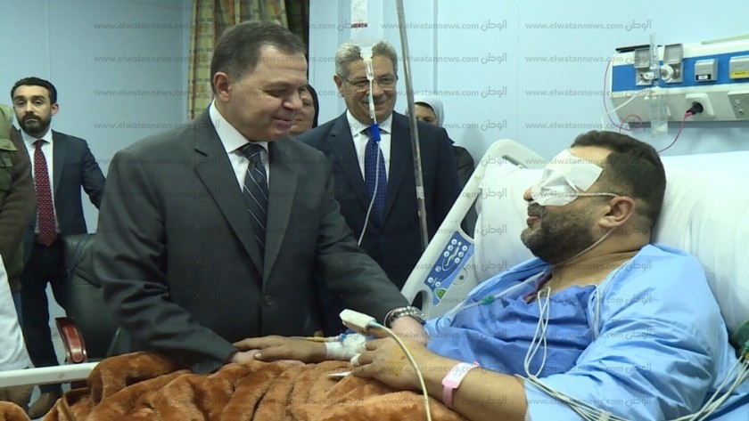 اللواء محمود توفيق وزير الداخلية يزور مصابين تفجير الدرب الأحمر