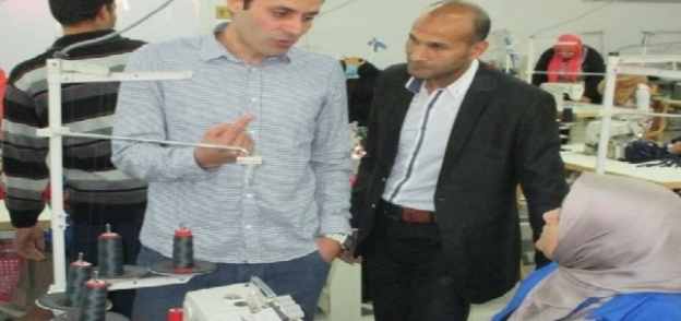 النائب احمد الطنطاوى خلال زيارته احد المصانع فى القليوبية