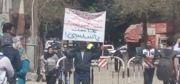 مواطن يحمل لافتة لدعم السيسي