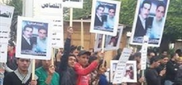 وقفة احتجاجية لأهالى ضحايا فتنة التل أمام محكمة جنايات دمياط