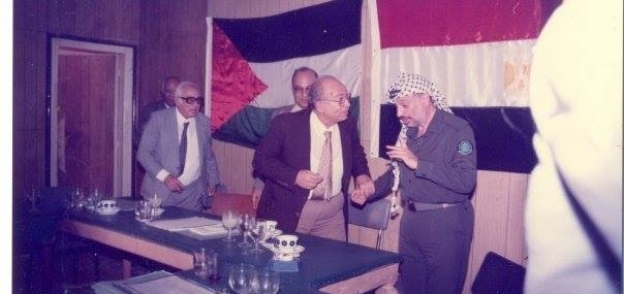 الراحل خالد محيي الدين مع الزعيم الفلسطيني الراحل ياسر عرفات