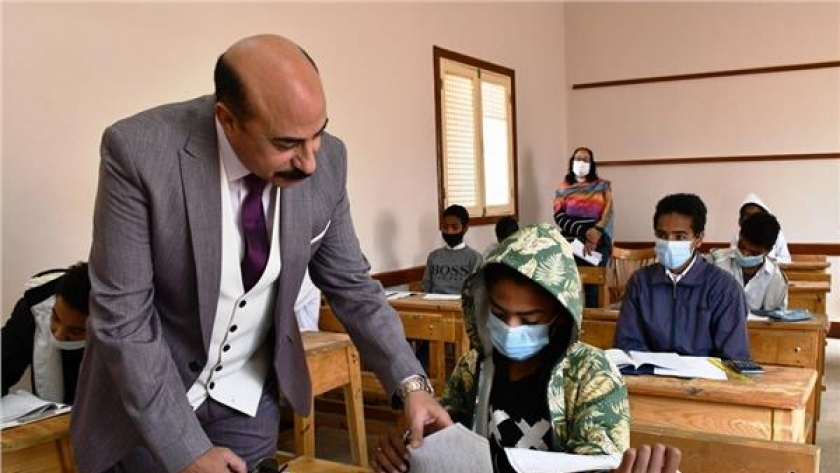 محافظ أسوان يتابع لجان امتحانات الشهادة الإعدادية