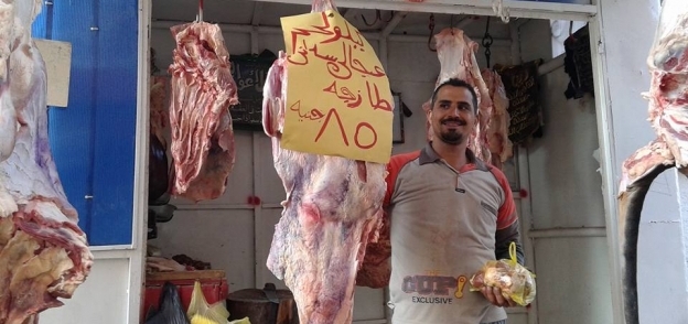 بالصور| مبادرات تخفيض اللحوم تواصل الضغط على الجزارين بقنا