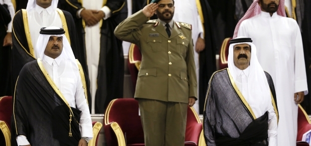حمد بن خليفة أمير قطر السابق وولده تميم الحاكم الحالي