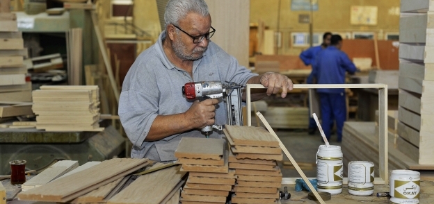 عمال أثناء العمل داخل مصنع «أبوزعبل» للصناعات الخشبية «أتيكو»
