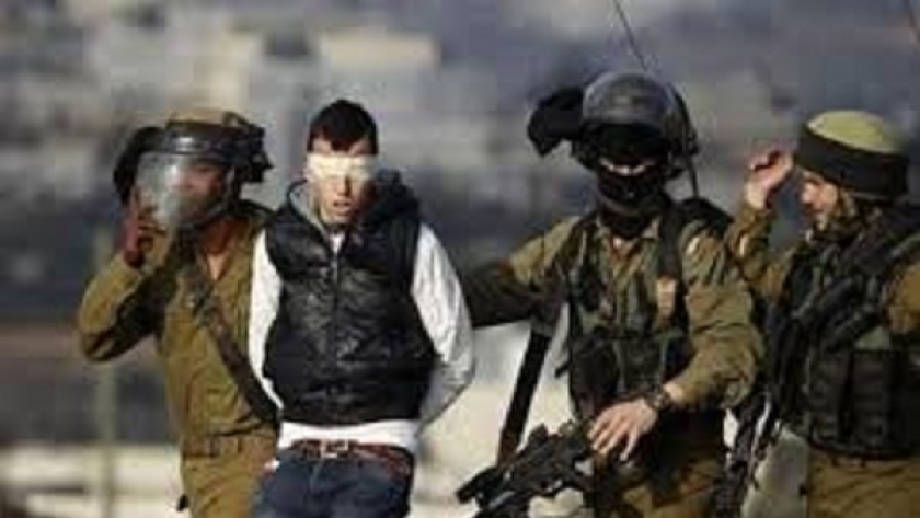 جنود إسرائيليون يقتادون شاباً فلسطينياً - صورة أرشيفية
