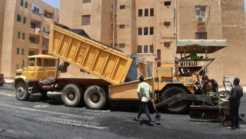 الانتهاء من أعمال تنفيذ طبقة الأسفلت السطحية بمنطقة الإسكان القومى بمدينة الشروق