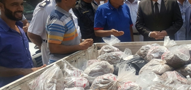 اللواء هشام العراقى مساعد أول وزير الداخلية لأمن الجيزة أثناء ضبط كمية من اللحوم الفاسدة