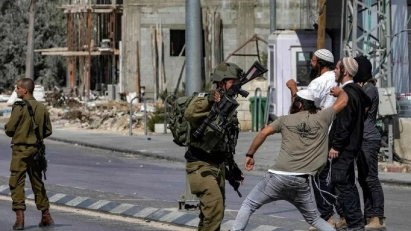 مستوطنون و جنود بجيش الاحتلال الإسرائيلي