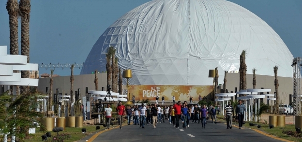 خيمة «الكرة الأرضية» مستعدة لاستقبال حفل الافتتاح لمنتدى الشباب العالمى