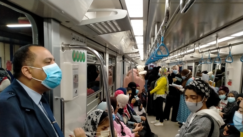 ركاب المترو يلتزمون بارتداء الكمامات الطبية داخل القطارات
