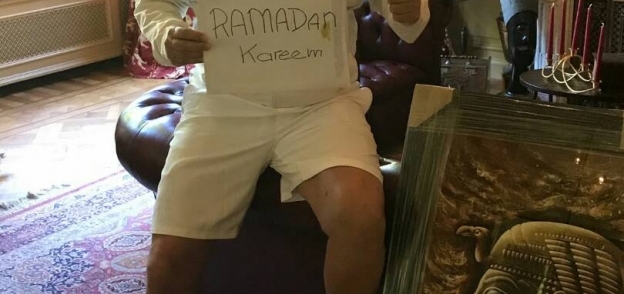 مارتن يول داخل منزله ويرفع ورقة مكتوباً عليها «رمضان كريم»