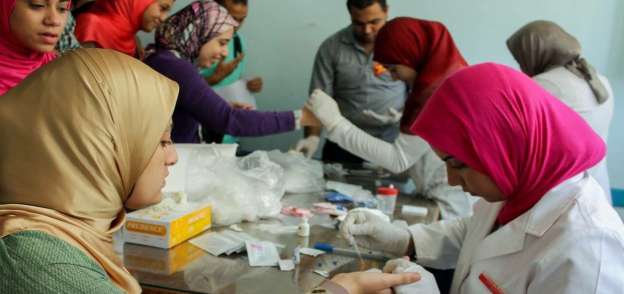 بعض المواطنين أثناء إجراء الفحوصات الطبية ضمن المبادرة بالإسكندرية