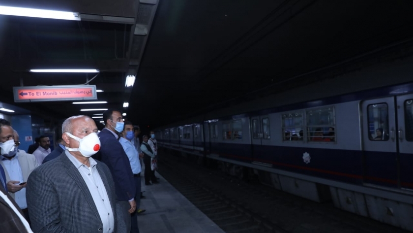 وزير النقل يتابع انتظام حركة تشغيل مترو الأنفاق قبل ساعات الحظر