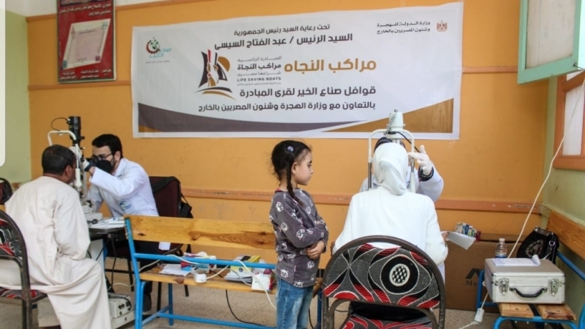 إحدى القوافل أثناء تقديم الخدمة الطبية لأهالى قرية الحرجة