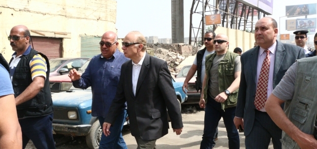 محافظ القاهرة خلال جولة له داخل منطقة مثلث ماسبيرو