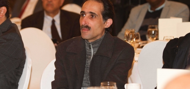 الصحفي مجدي الجلاد خلال تواجده في حفل توقيع الكتاب