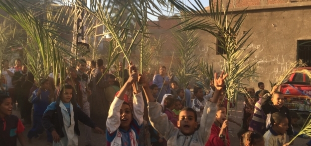 بالصور| أطفال الصعيد يتحدون الإرهاب بمسيرة في ذكرى المولد النبوي