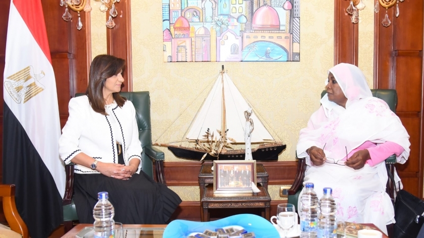 مكرم تبحث ملف المهاجرين والعاملين بالخارج مع وزيرة العمل السودانية