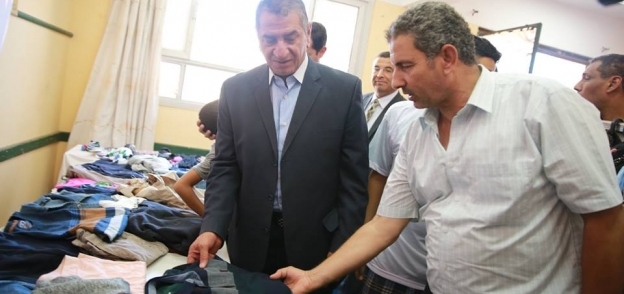 محافظ كفرالشيخ يفتتح معرض الأورمان لتوزيع 1000 قطعة ملابس