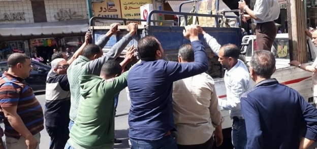 حي وسط بالإسكندرية يشن حملة لرفع التعديات والاشغالات