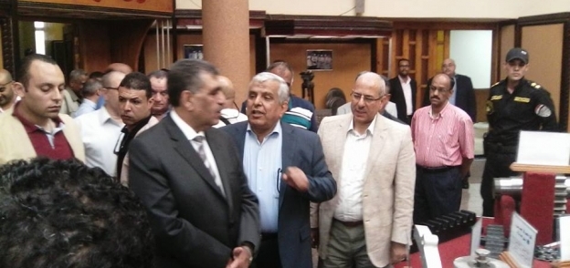  بالصور| وزير قطاع الأعمال يزور مجمع الألومنيوم في نجع حمادي