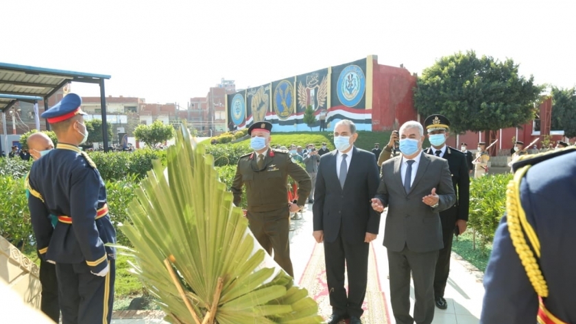 محافظ كفر الشيخ ومدير الأمن يضعان إكليل زهور على نصب شهداء الشرطة 