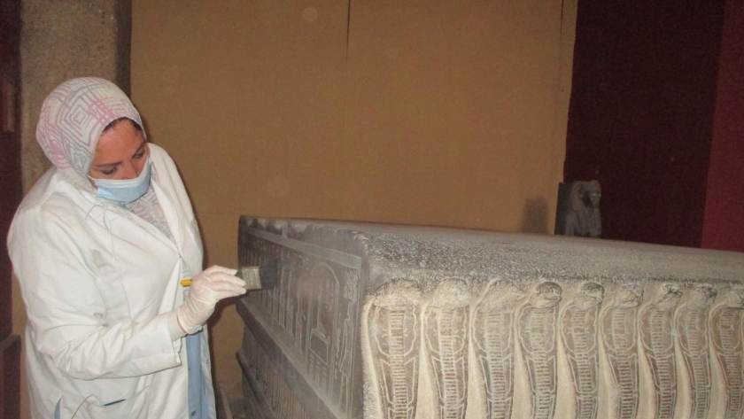 أعمال ترميم القطع الأثرية بالمتحف المصري