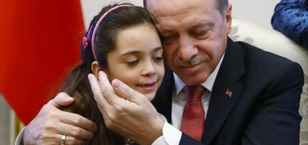 أردوغان استقبل طفلة التغريدات عن مأساة حلب