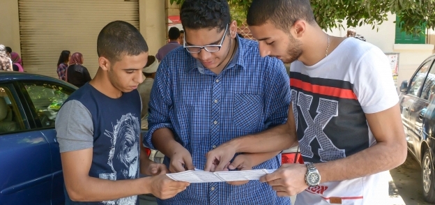 طلاب الثانوية يراجعون الامتحان بعد الانتهاء منه