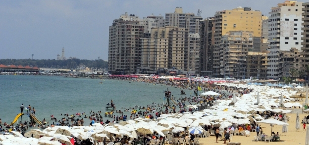 زيادة الإقبال علي شواطئ الإسكندرية بثالث أيام العيد