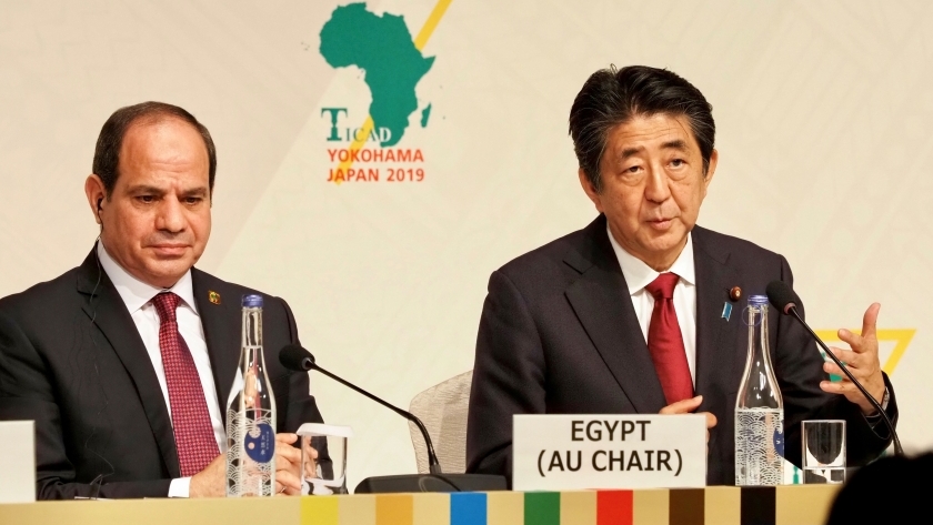 الرئيس السيسي ورئيس الوزراء الياباني شينزو آبي خلال  المؤتمر الصحفي المشترك لقمة "تيكاد السابعة"