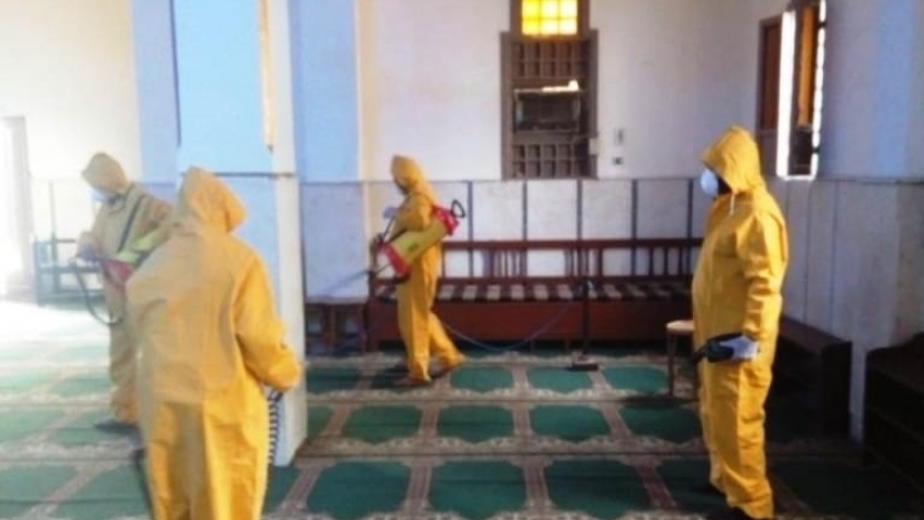 فريق التعقيم يطهر أحد المساجد فى أسوان