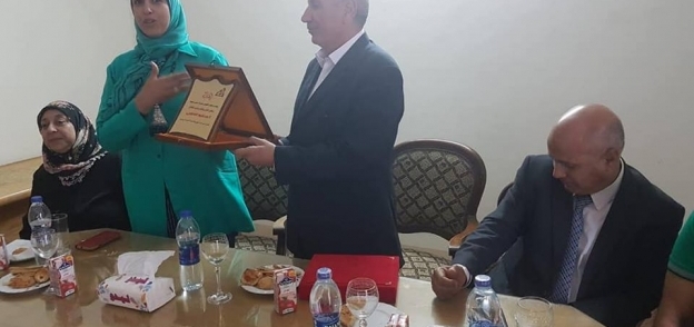 قومي المرأة يكرم رئيس مدينة بني سويف السابق لجهوده بالمحافظة