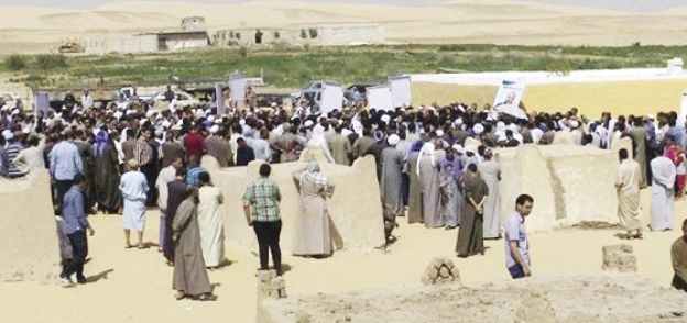 أهالى قرية «بنى خالد» خلال تشييع جثمان «دربالة» أمس