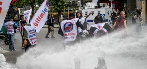 بالصور| تركيا تفض احتجاجات "عيد العمال" بـ"الغاز المسيل للدموع"