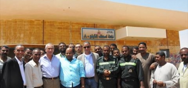 رئيس هيئة الإسعاف المصرية مع المسعفين بأسوان