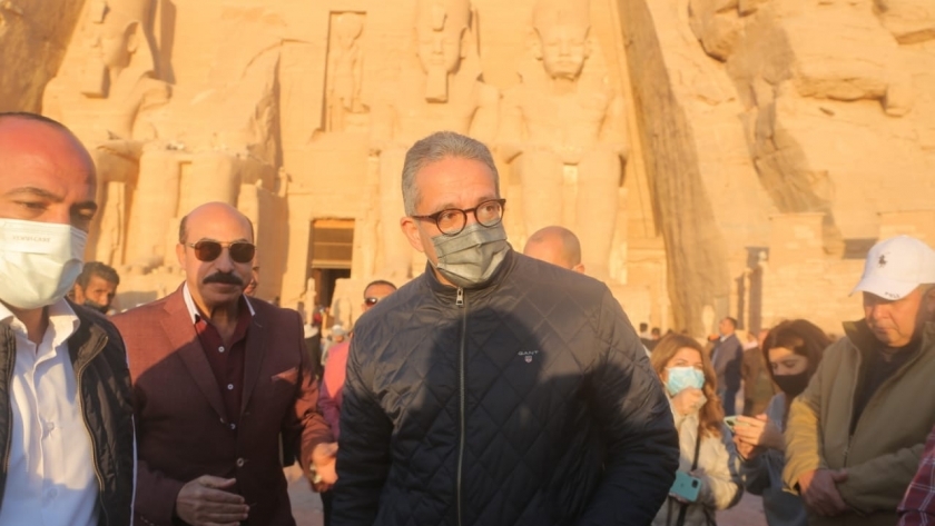 وزير السياحة والآثار ومحافظ أسوان يشهدان تعامد الشمس بمعبد أبو سمبل