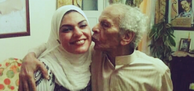 «نوارة» مع والدها أحمد فؤاد نجم
