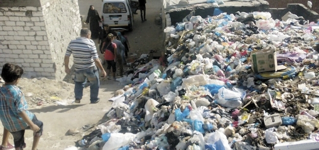 القمامة تغطى قضبان السكة الحديد بحجر النواتية بالإسكندرية وتنذر بكارثة