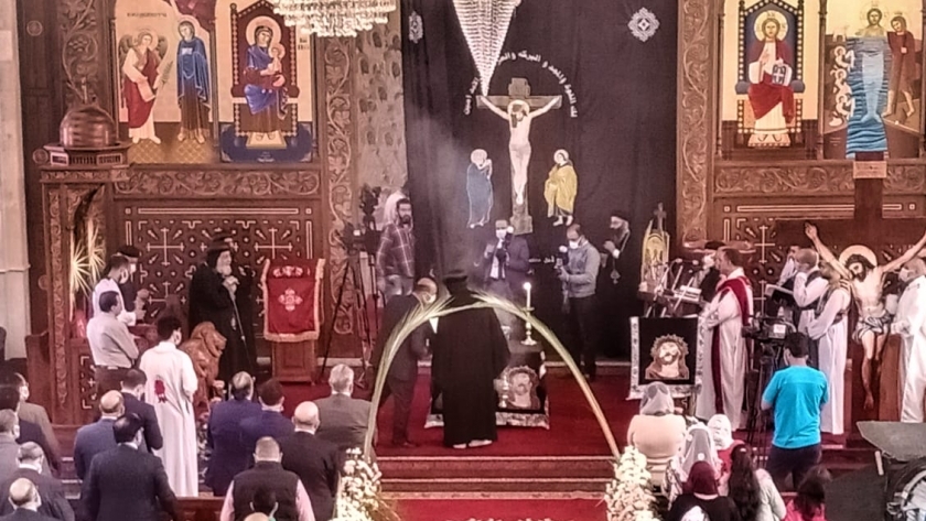 بعد غياب 4 سنين.. البابا تواضروس يصلي صلاة الجناز العام بالإسكندرية