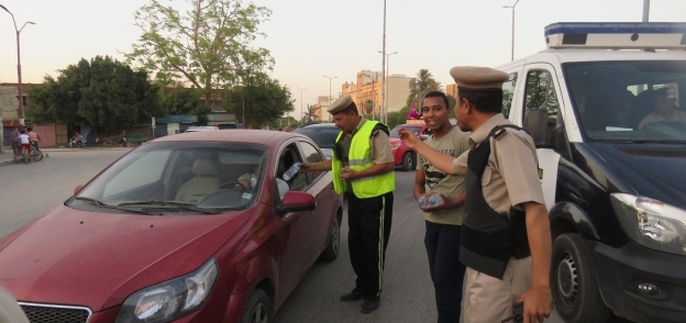 بالصور| ضباط بني سويف يوزعون مياه وعصائر على الصائمين قبل الإفطار